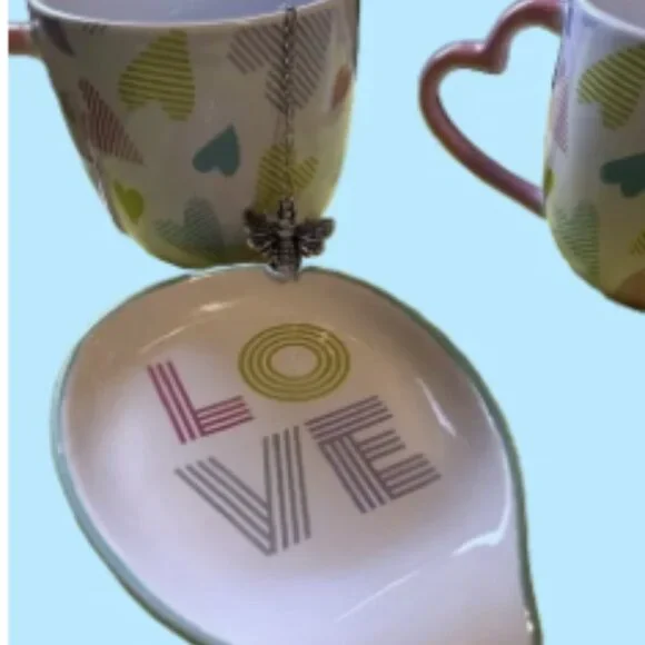 heart-printed pink cups and spoon rest, along with the cute bumble bee tea ball - Picture 2 of 6